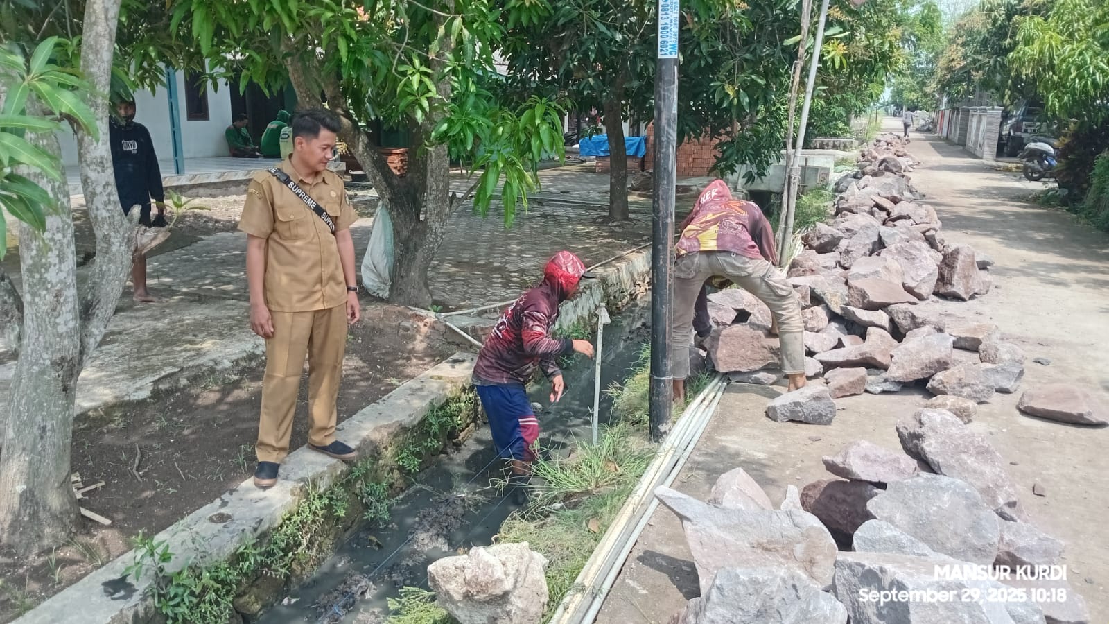 Pemdes Mekarsari Bangun TPT, Manfaatnya Dirasakan Petani