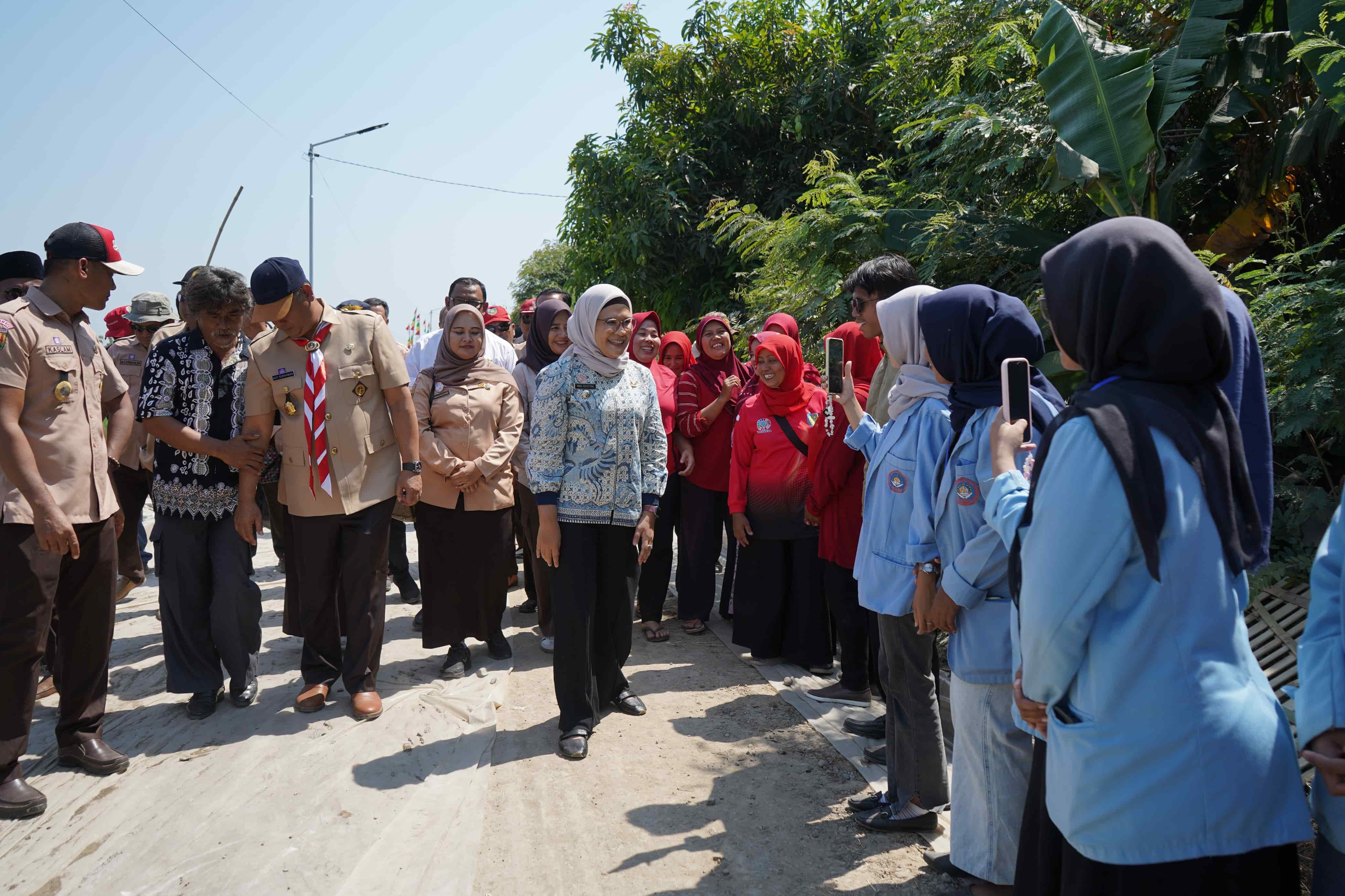 Akhir Penantian 11 Tahun, Desa Mekarsari Kini Miliki Jalan Beton Berkat Bupati Nina Agustina