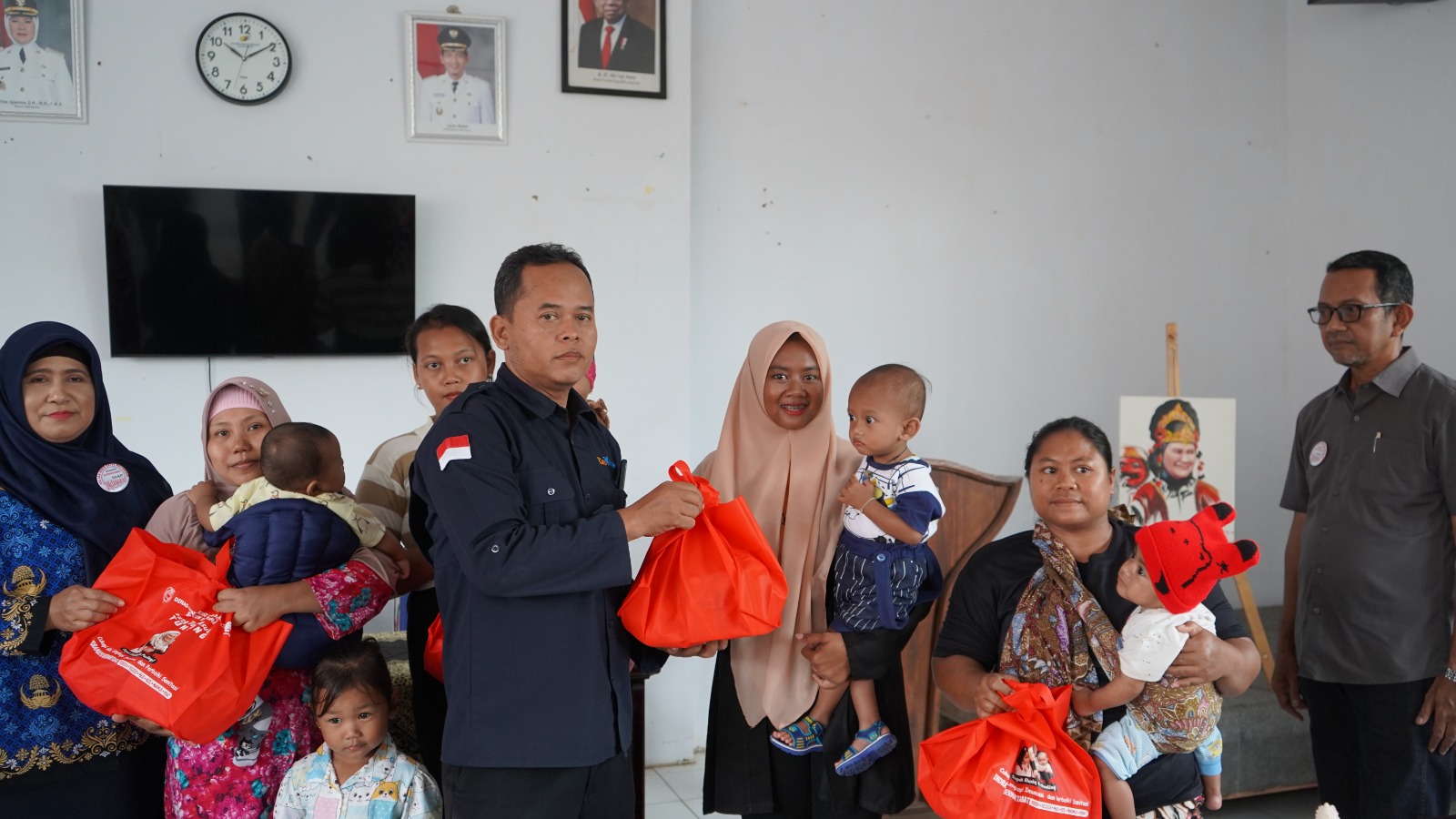 Dukung Indramayu Zero Stunting, Diskominfo Indramayu Bagikan PMT