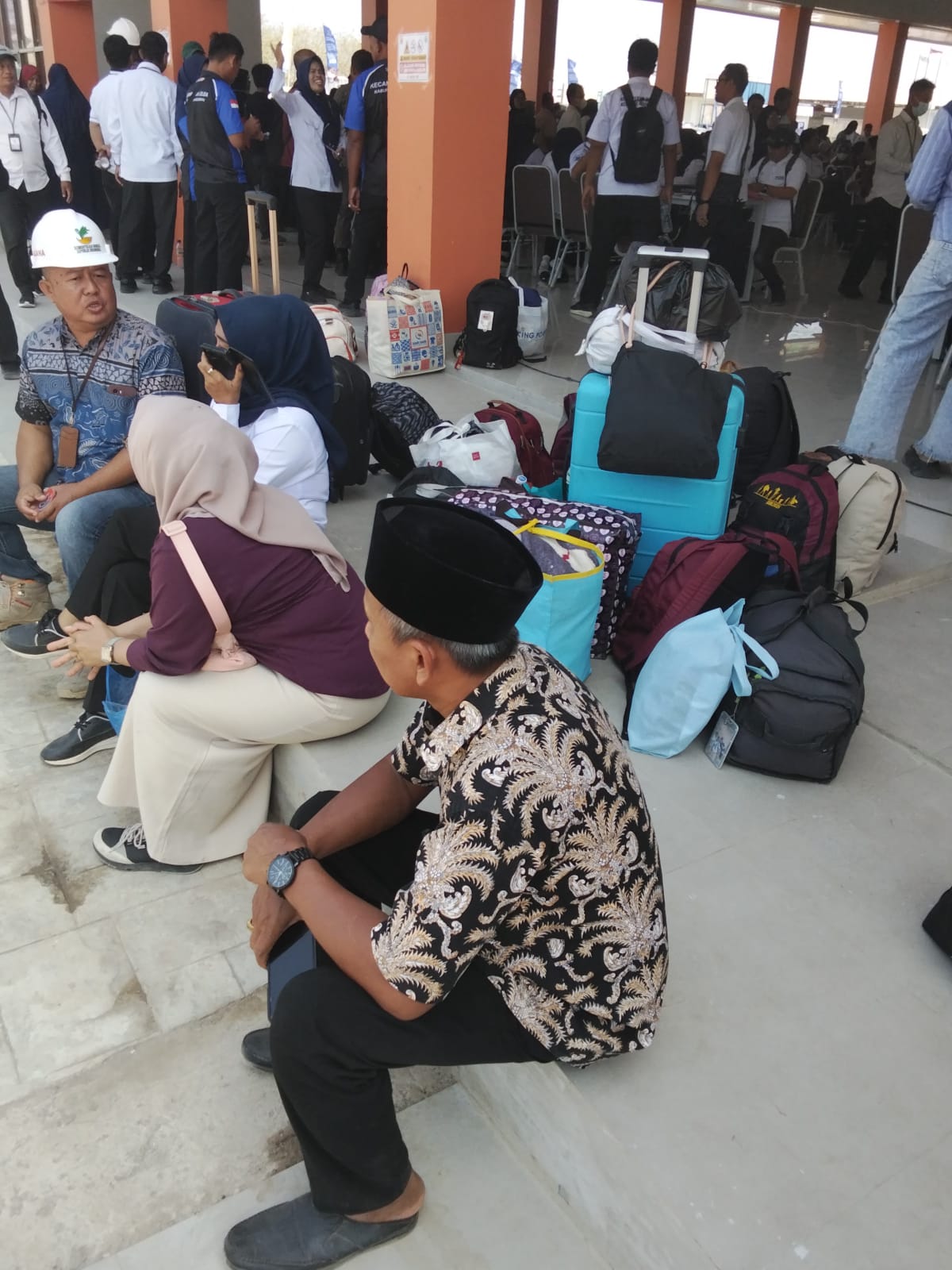 Kuwu Desa Mekarsari Antar Putra-Putri Desa Mengawali Pendidikan di Sekolah Rakyat