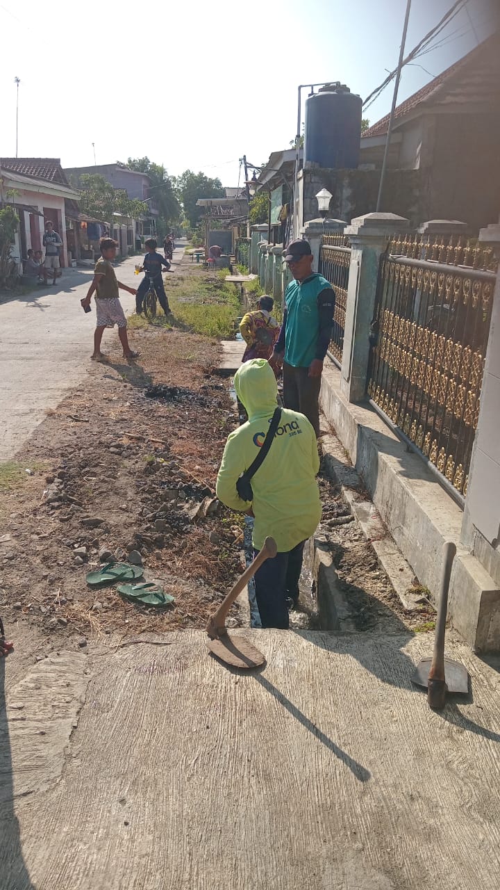 Pemerintah Desa Mekarsari Laksanakan Penggalian Selokan untuk Tingkatkan Kelancaran Drainase